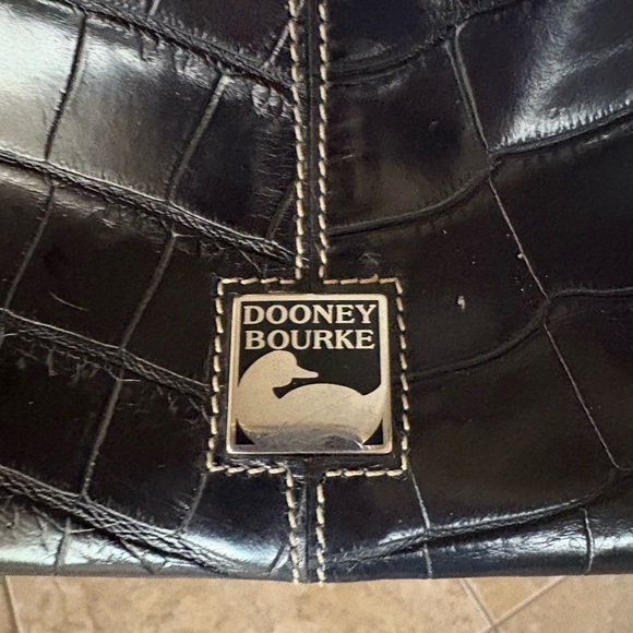 Elegant Black Dooney & Bourke Croc-Embossed Shoulder Bag - Picture 2 of 11